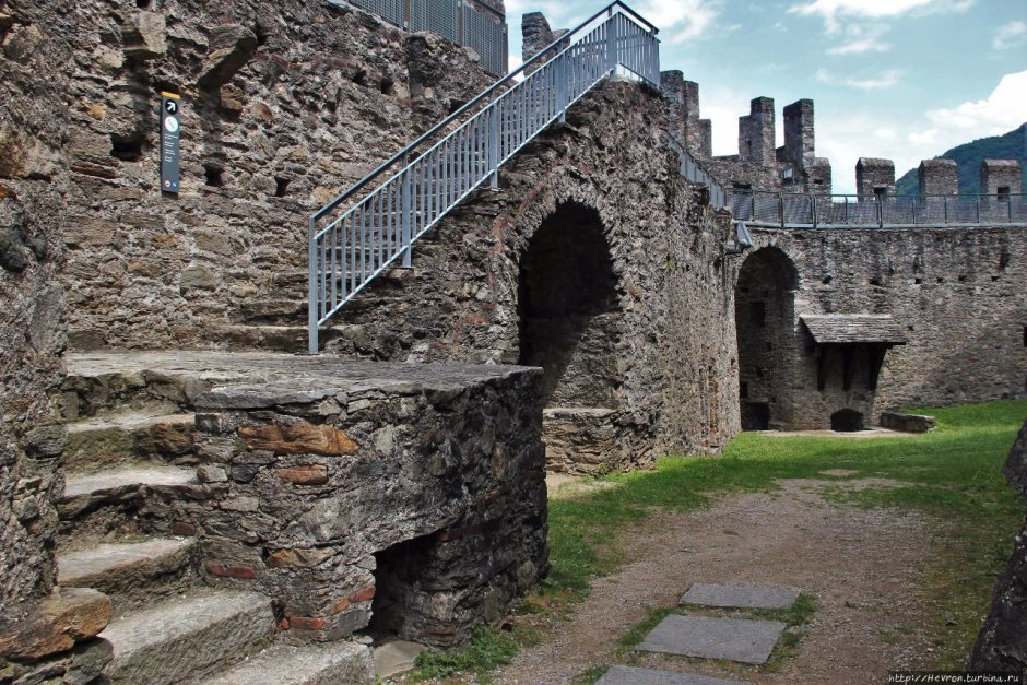 Замок Монтебелло (Castello di Montebello).
