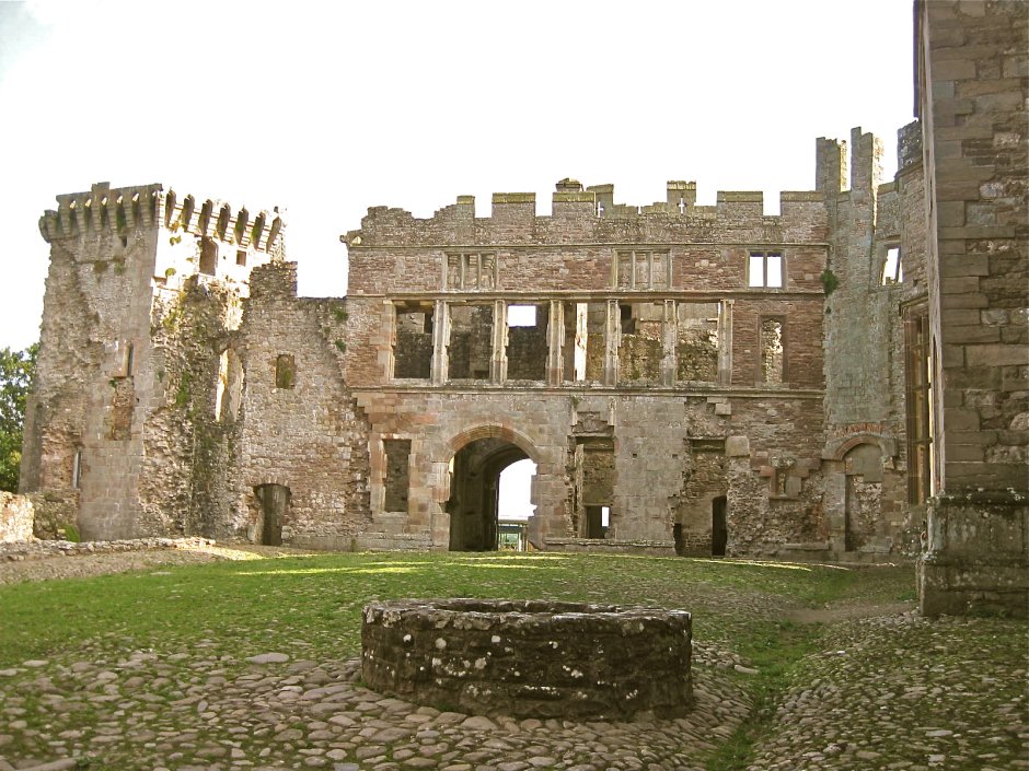 Замок Раглан