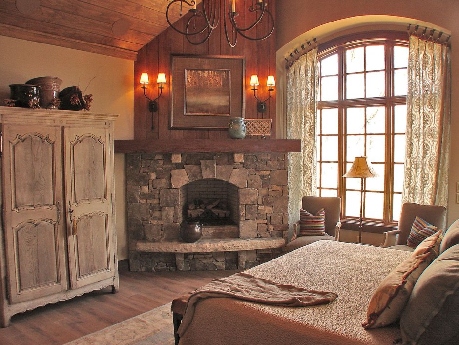 Спальня с камином в деревенском стиле