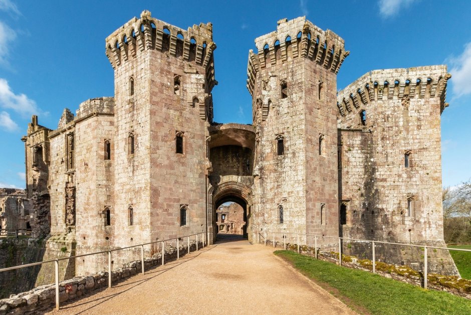 Развалины замка Моруэнстоу в Англии