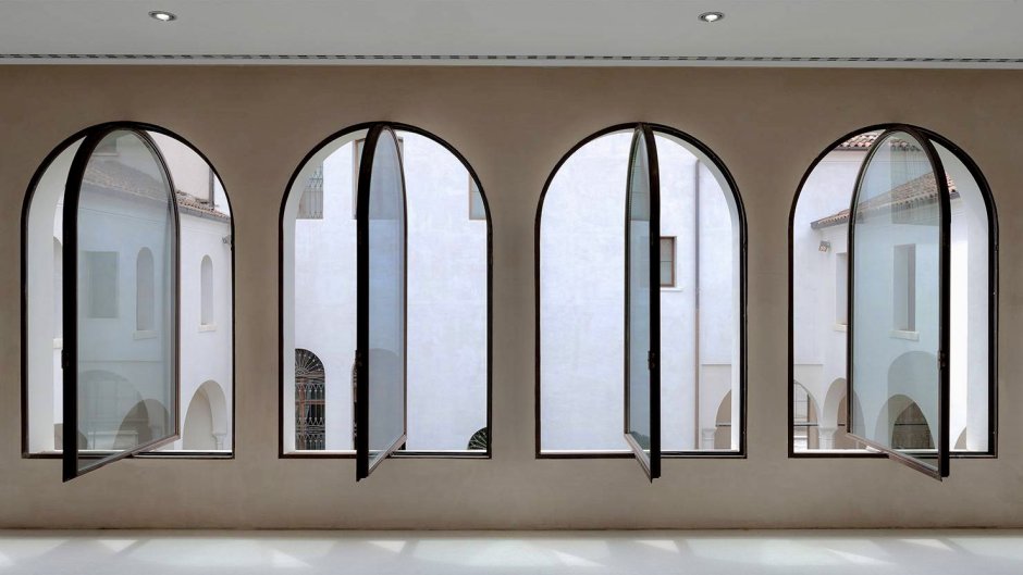 Арочные окна от пола до потолка