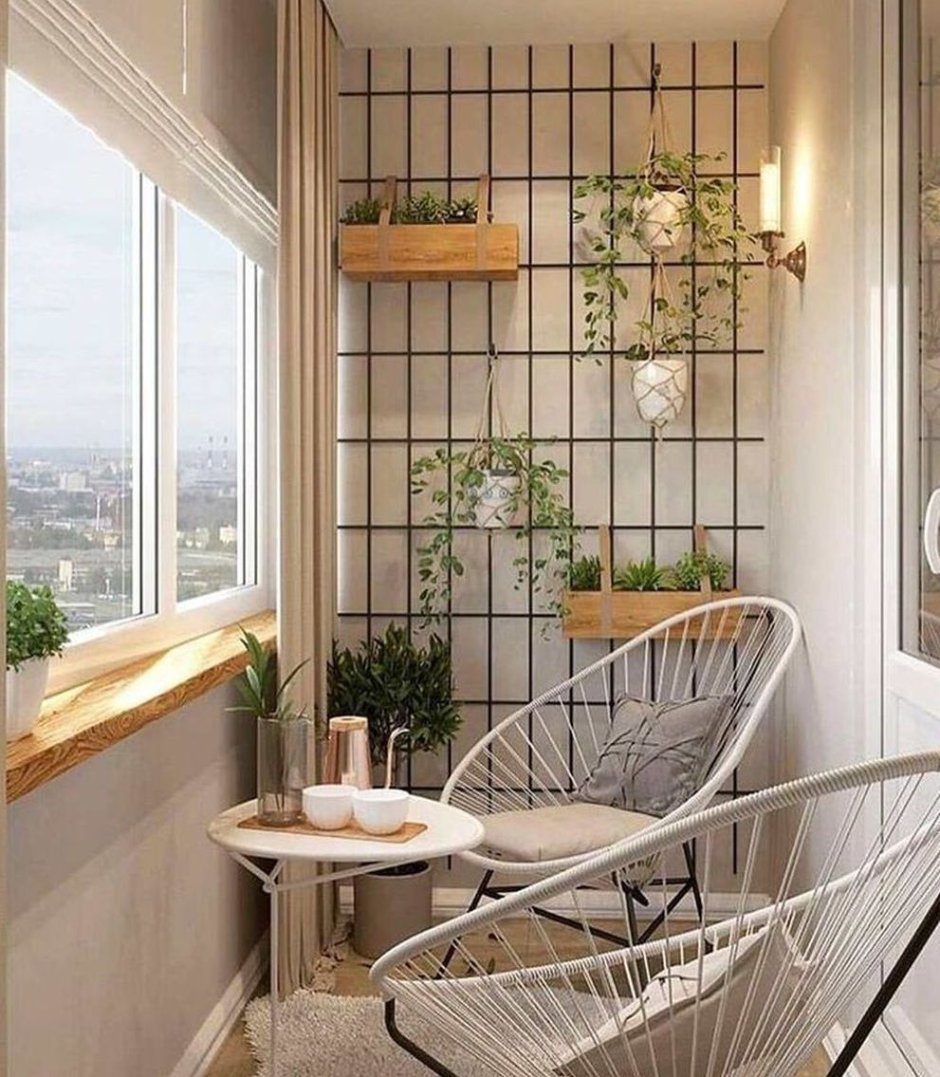 Обеденный стол на балконе с панорамным остеклением