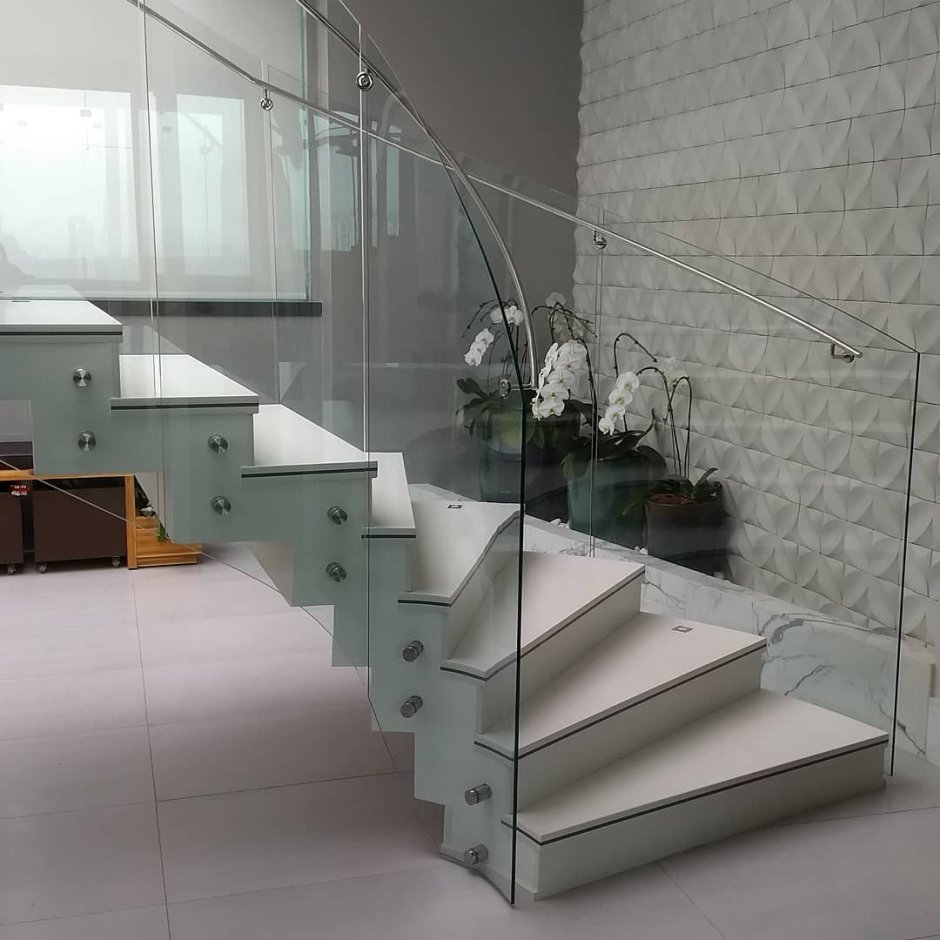 Бетонная лестница со стеклянными перилами
