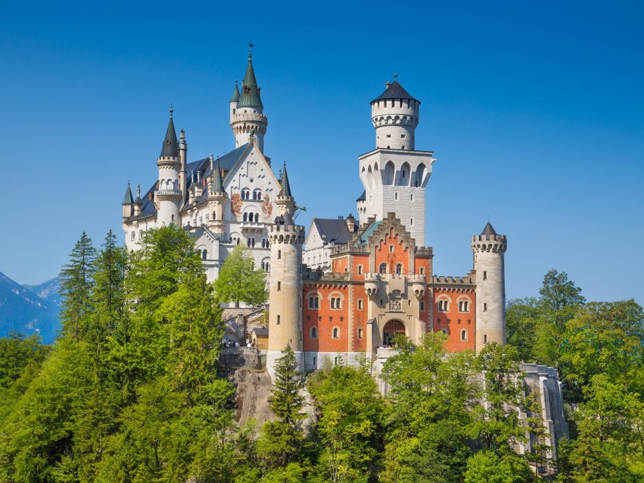 Замок Нойшванштайн («новый Лебединый Утес») в Германии;