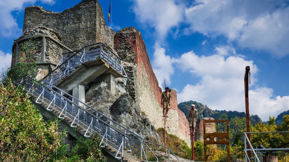 Замок Поенари в Румынии реконструкция