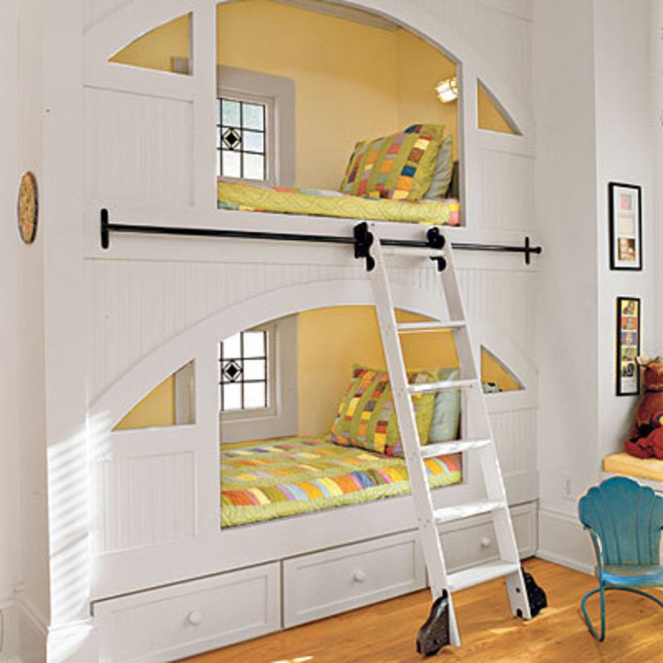 Детская двухэтажная кровать с лестницей