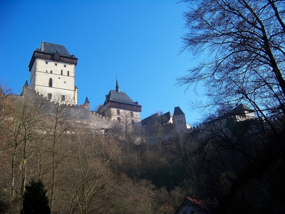 Замок Карлштейн полукруглая башня
