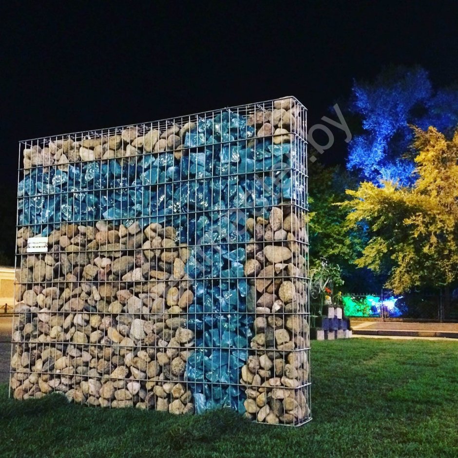 Стеклянная перегородка с растениями