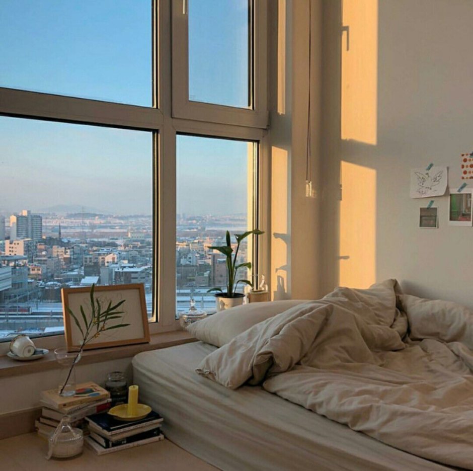 Кровать у панорамного окна