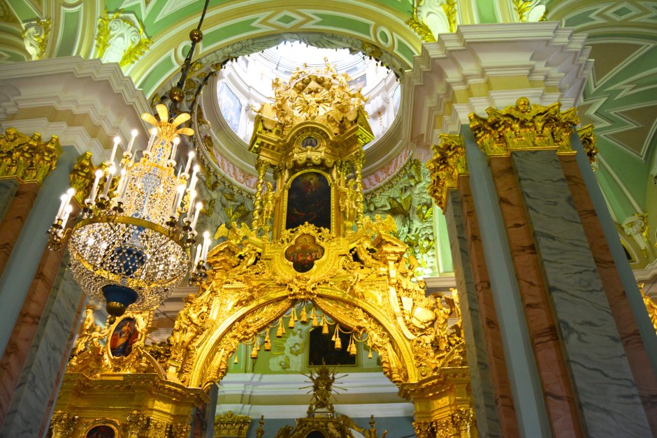 Скульптуры внутри Исаакиевского собора в Санкт-Петербурге