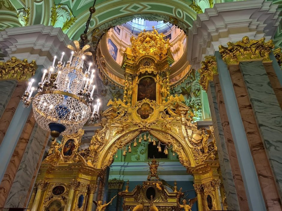 Убранство Петропавловского собора в Санкт-Петербурге