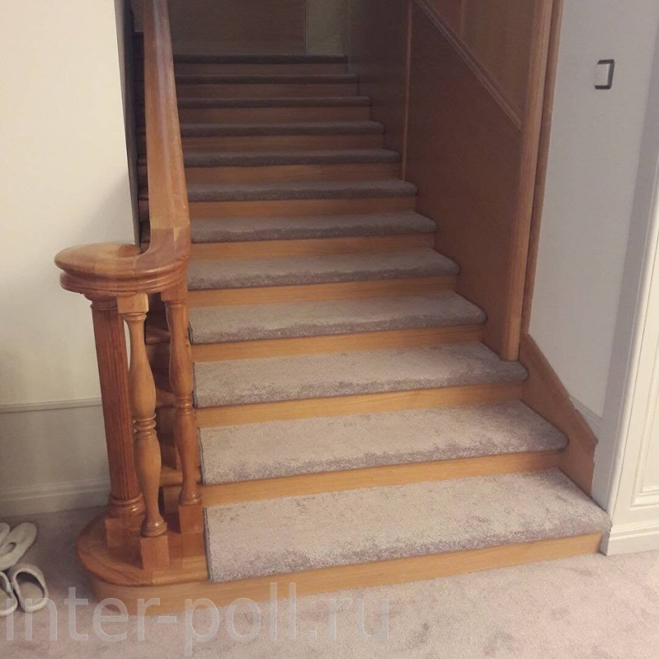 Бетонная лестница отделанная ковролином
