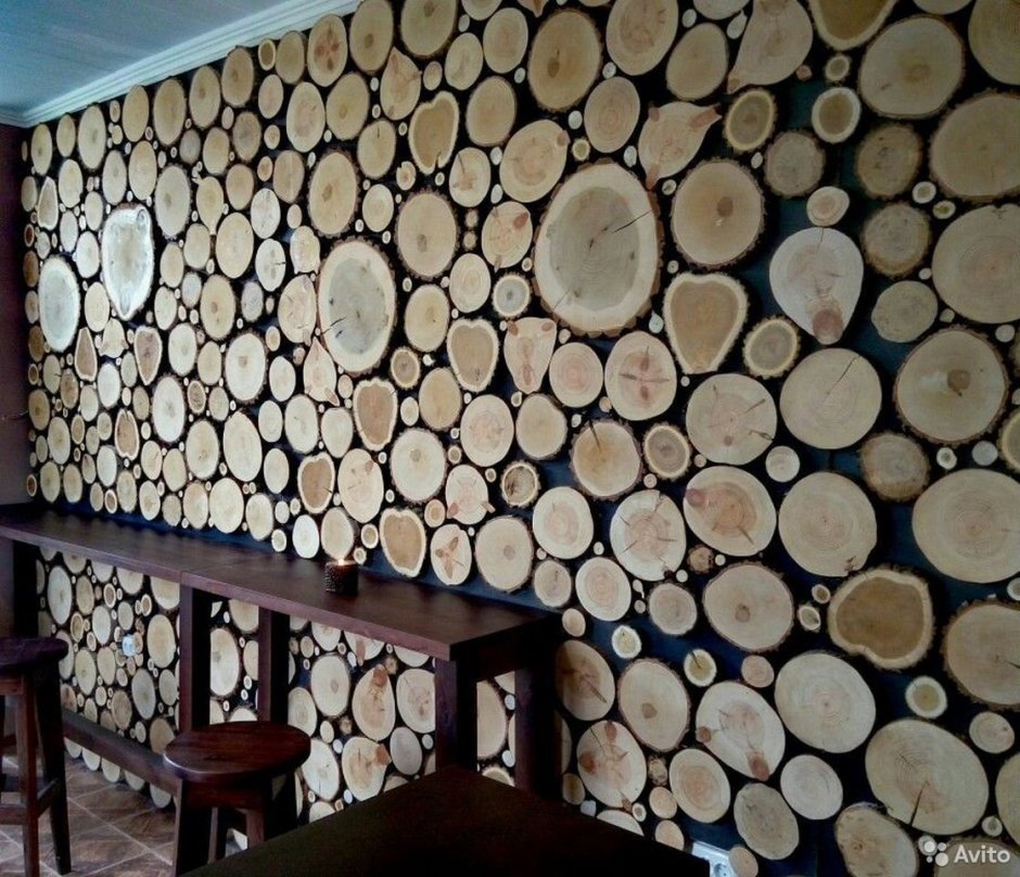 Спилы дерева на стене