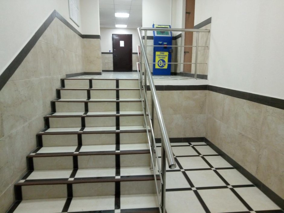 Лестница на второй этаж на больцах