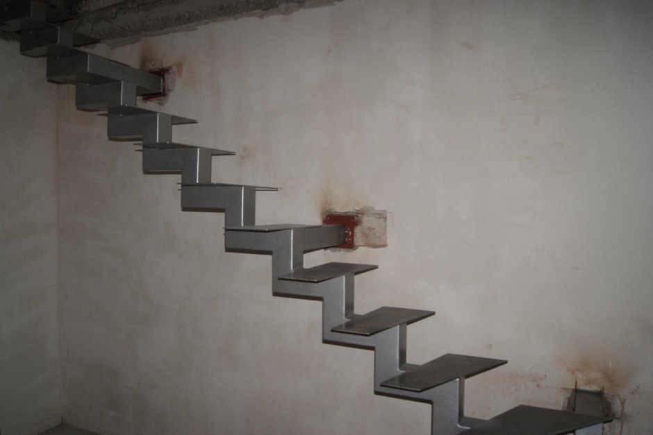 Закрытая лестница на металлическом каркасе