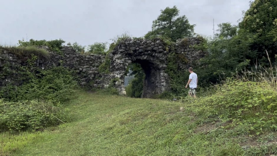 Мушни экскурсовод храма Баграта