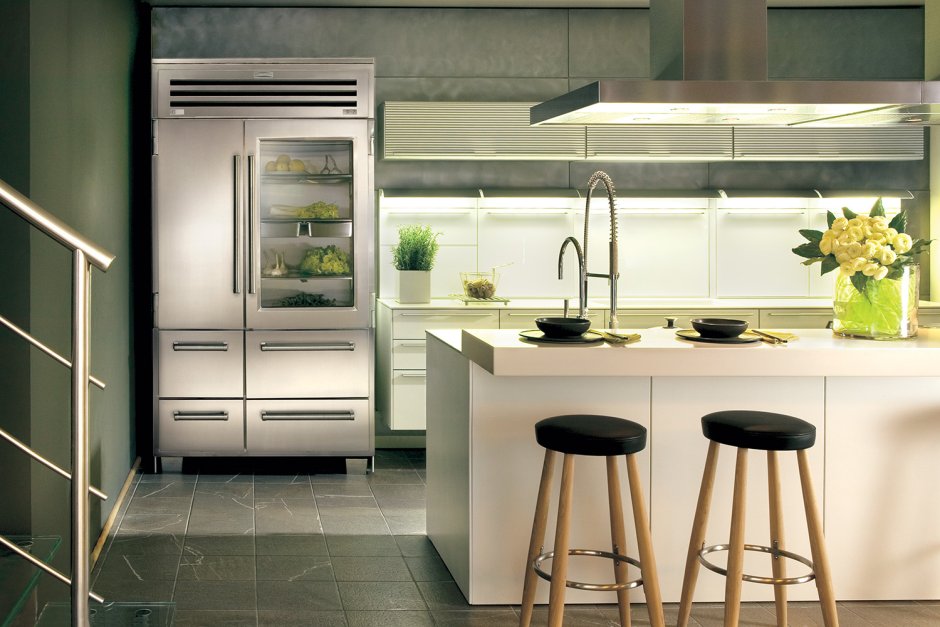 Холодильник Side by Side в интерьере маленькой кухни