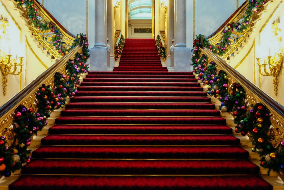 Парадная лестница Букингемского дворца