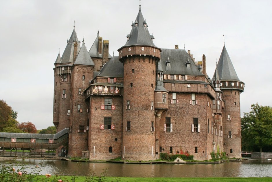 Средневековый замок в романском стиле
