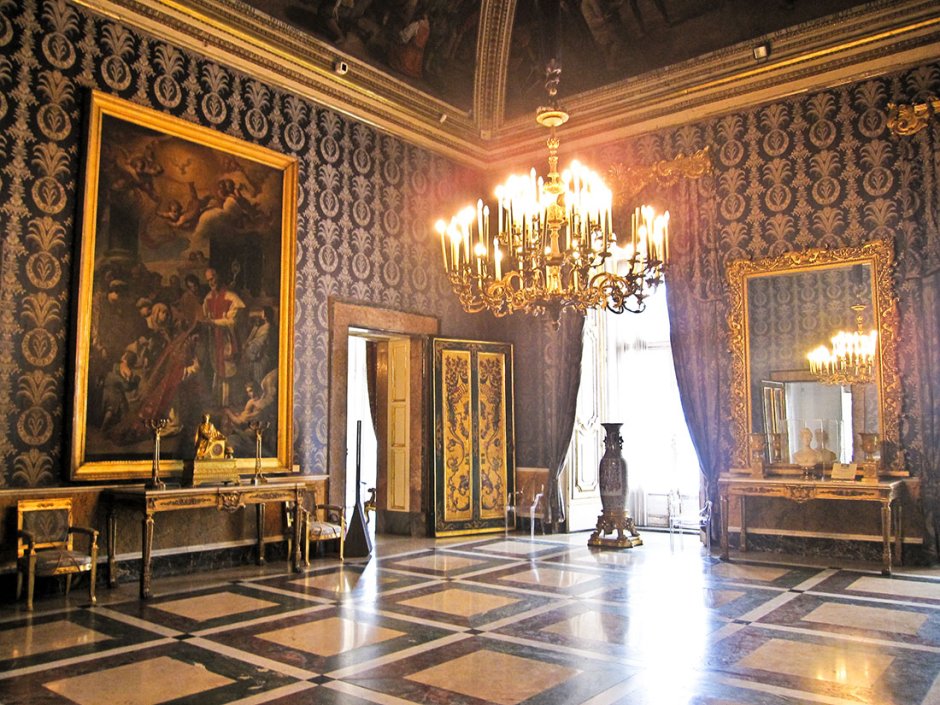 Королевский дворец в Неаполе интерьеры