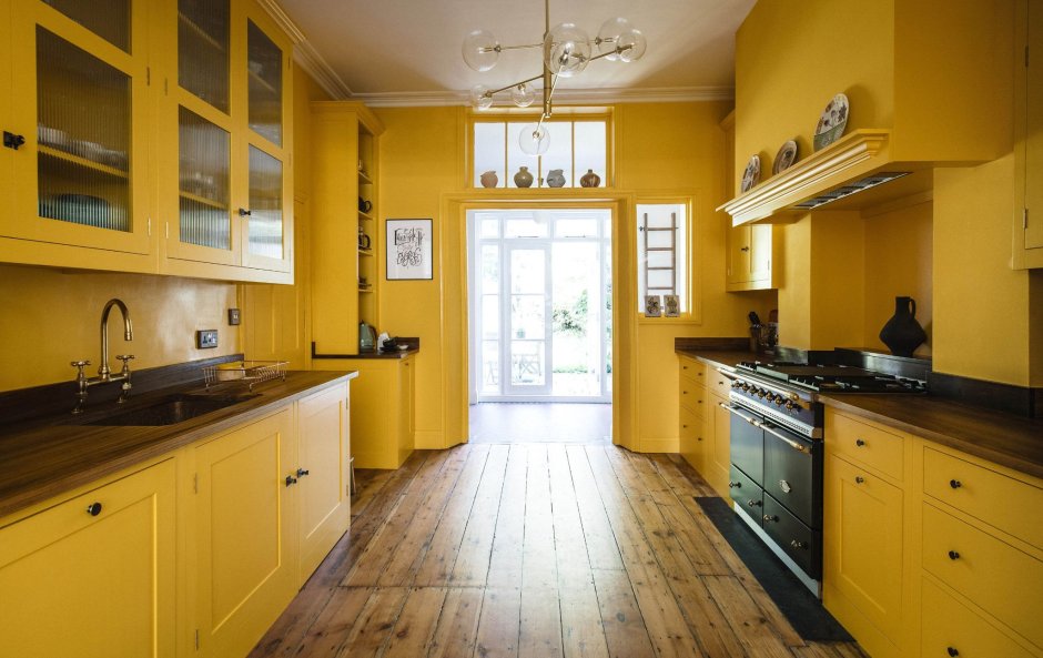 Кухня горчичного цвета с деревянной столешницей