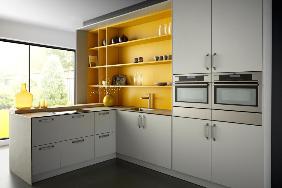 Сочетание серого и желтого в интерьере кухни