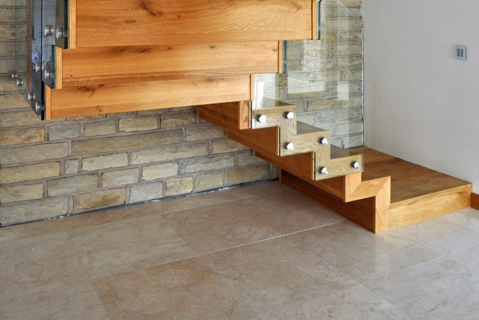 Консольная бетонная лестница с деревянными ступенями