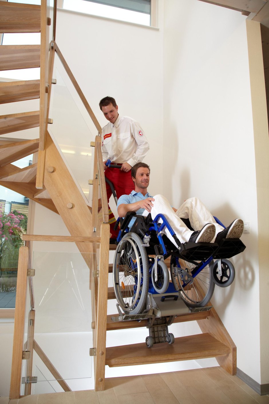 Лестничный подъемник для инвалидов