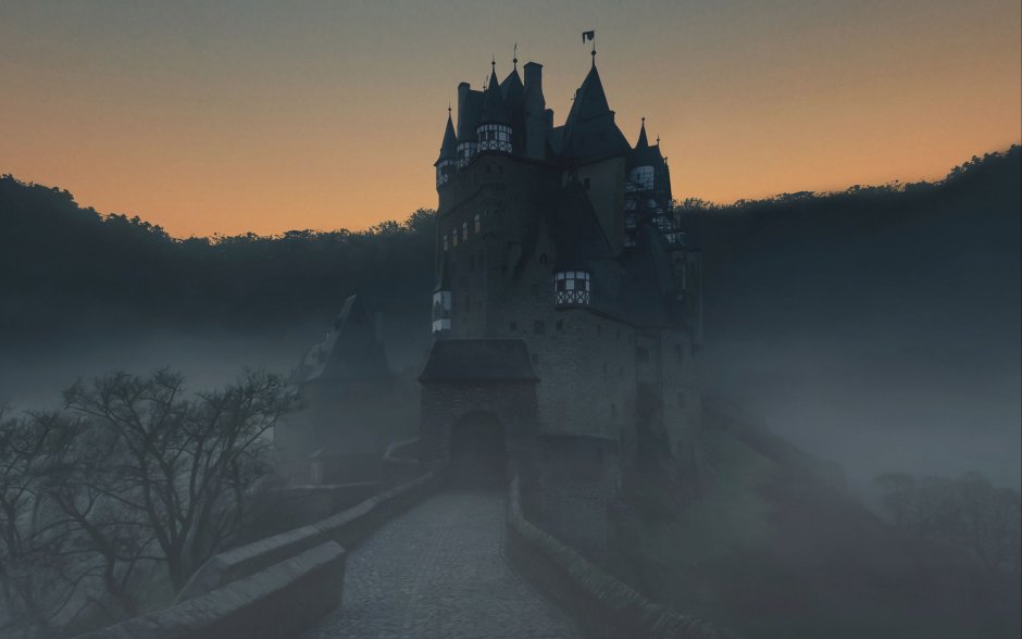 Замок Эльц в тумане