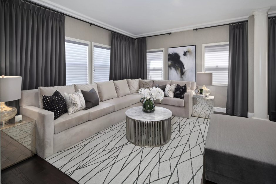 Серый диван в интерьере гостиной