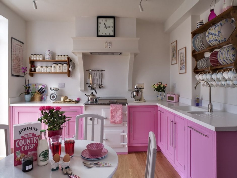 Кухня гостиная в серо розовом цвете