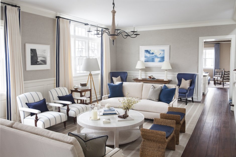 Интерьер гостиной с синим угловым диваном