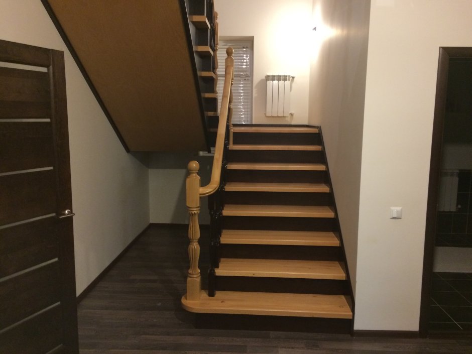 Лестница деревянная из двух оттенков