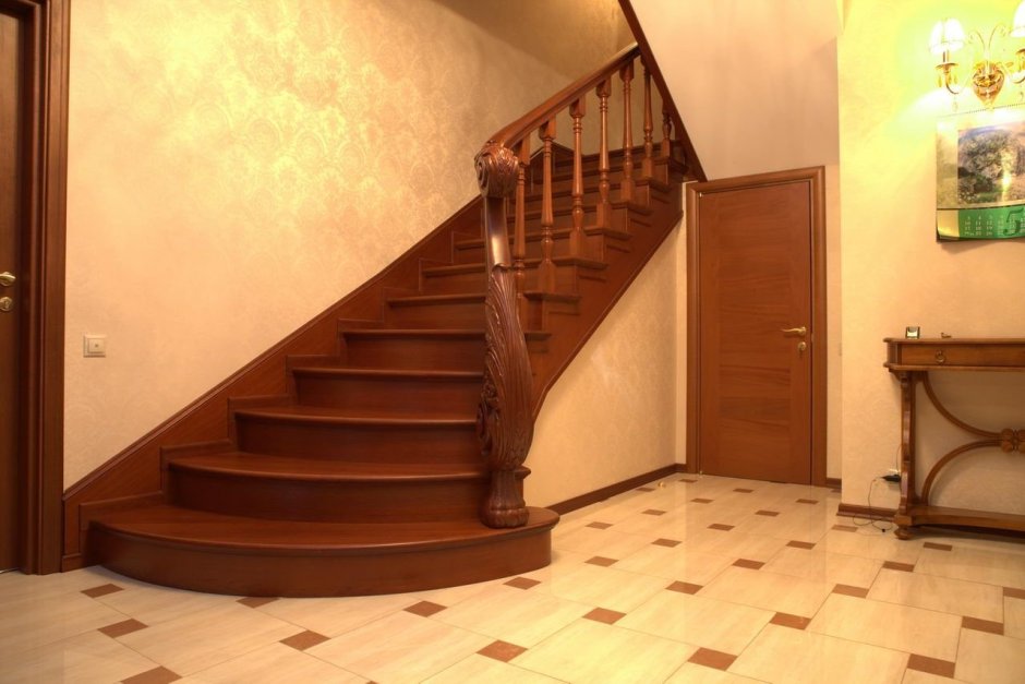 Отделка деревянной лестницы в доме