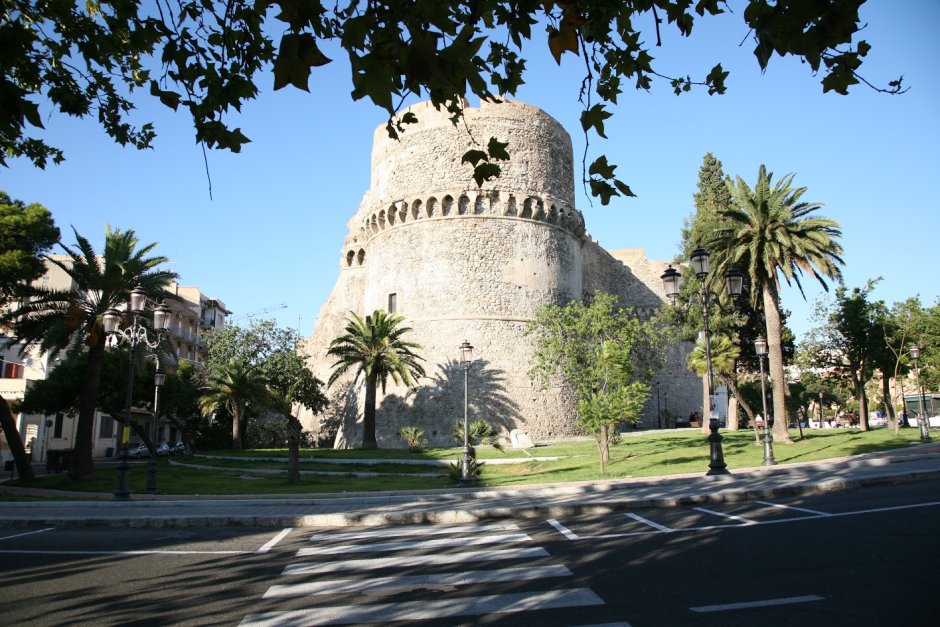 Замок Арагонезе Калабрия