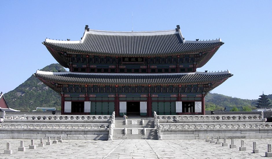 Павильон Gyeonghoeru (Кёнхверу) королевского дворца кёнбоккун в Сеуле.