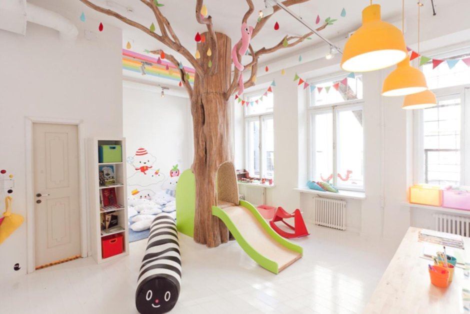 Дерево в интерьере детской игровой комнаты