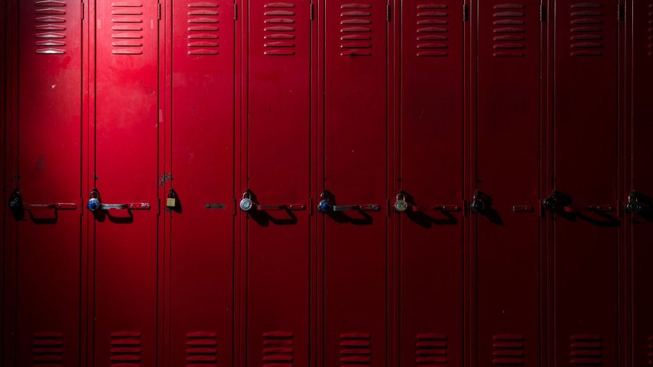 Красные шкафчики в школе