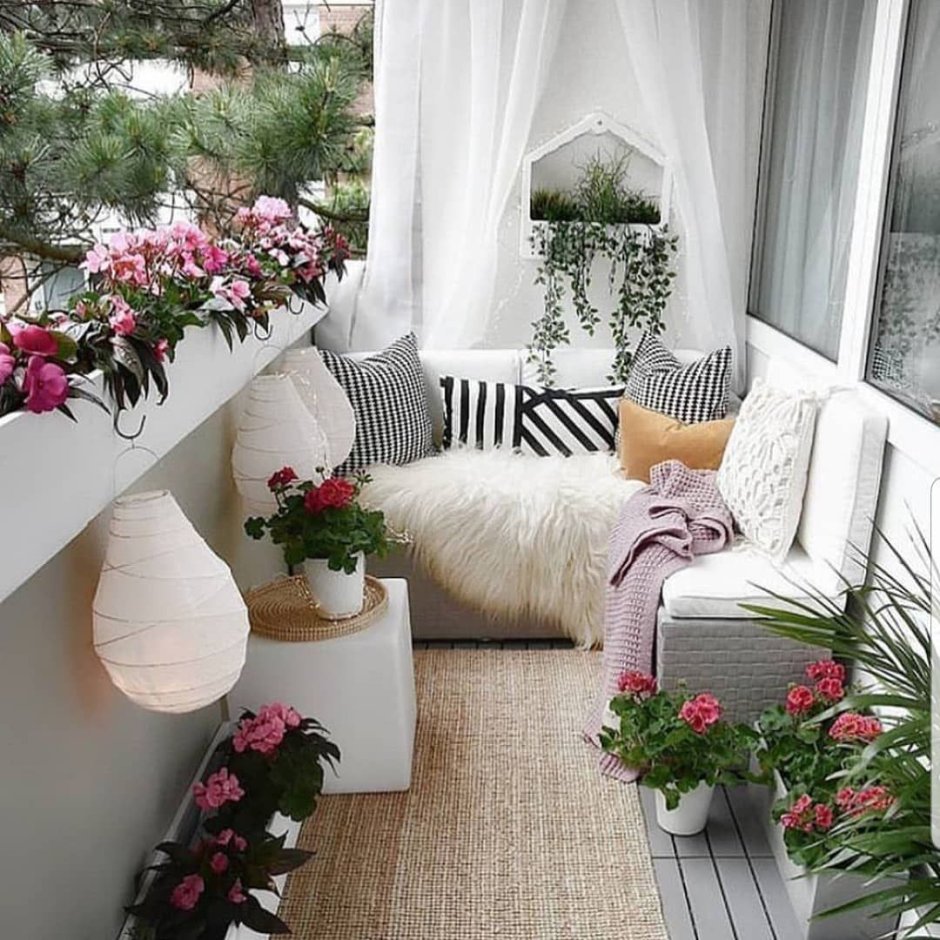 Уютный открытый балкон