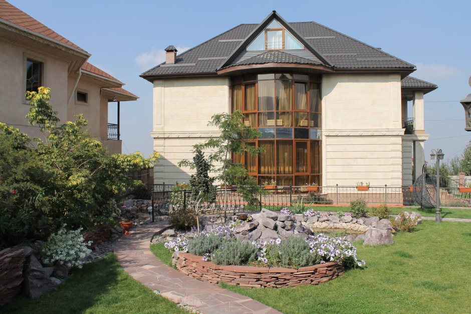 Ландшафтный дизайн частного дома в Алматы Казахстане фото