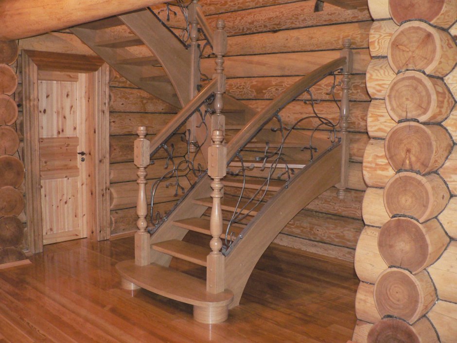 Лестницы с ковкой в доме из бревна