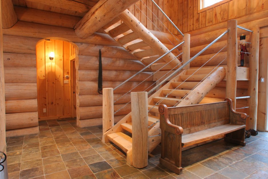 Деревянная лестница на 2 этаж в бревенчатом доме