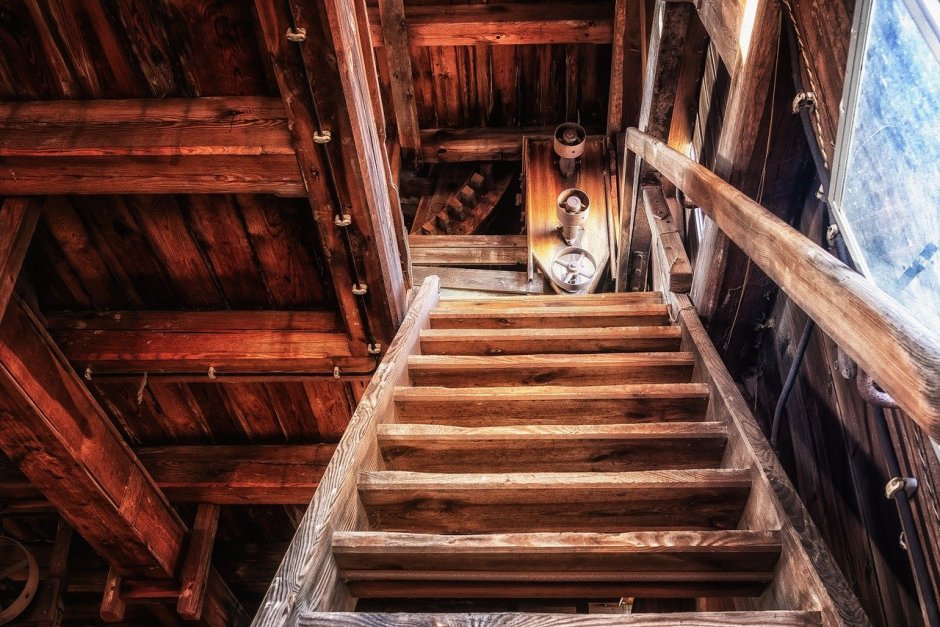 Старая деревянная лестница