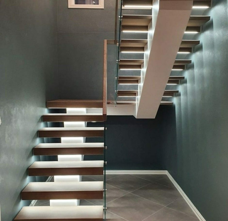 Бетонная лестница с деревянными ступенями и подсветкой
