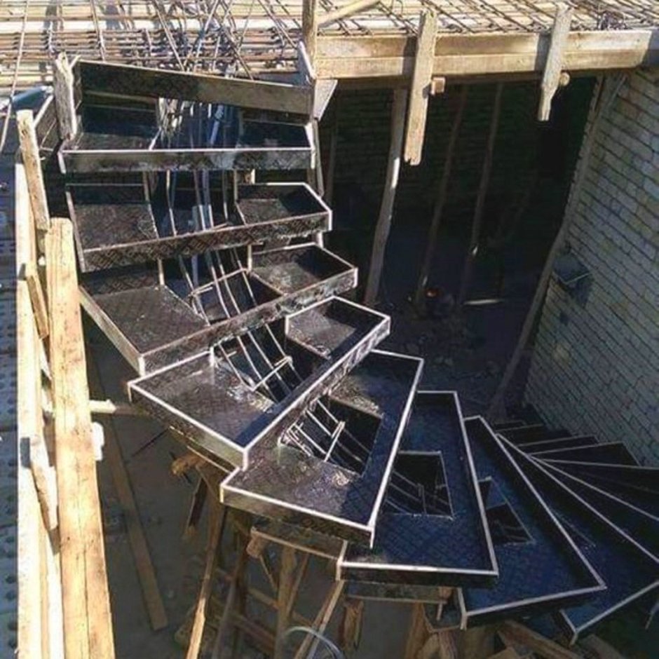 Бетонная спиральная лестница
