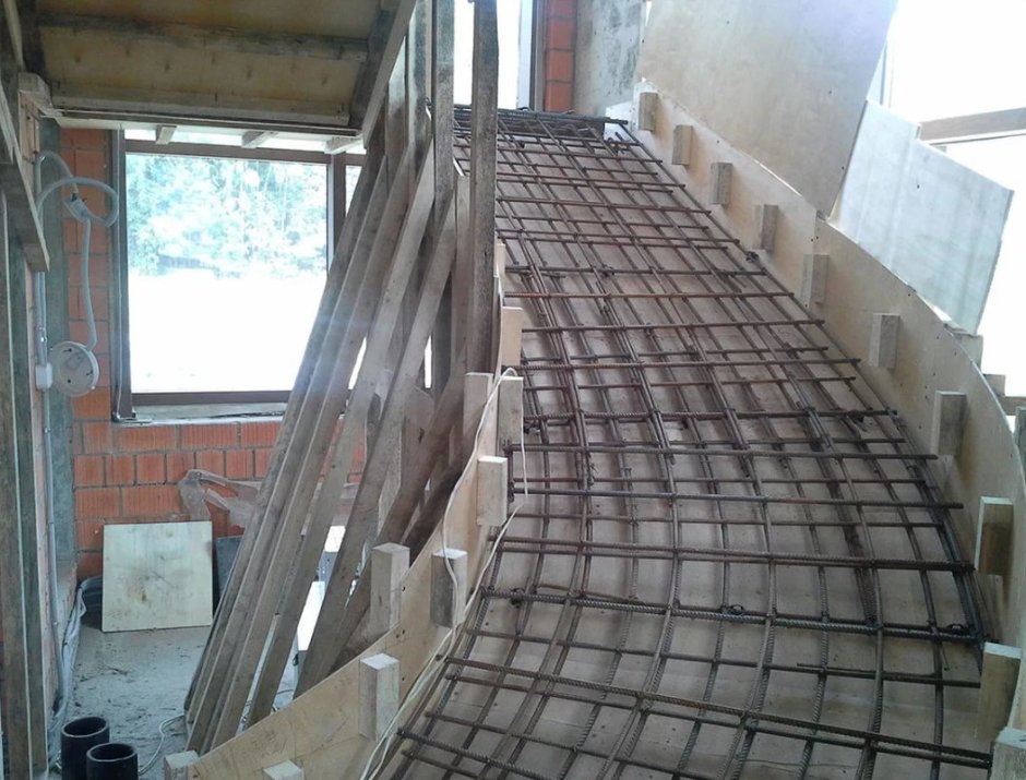 Винтовая бетонная лестница