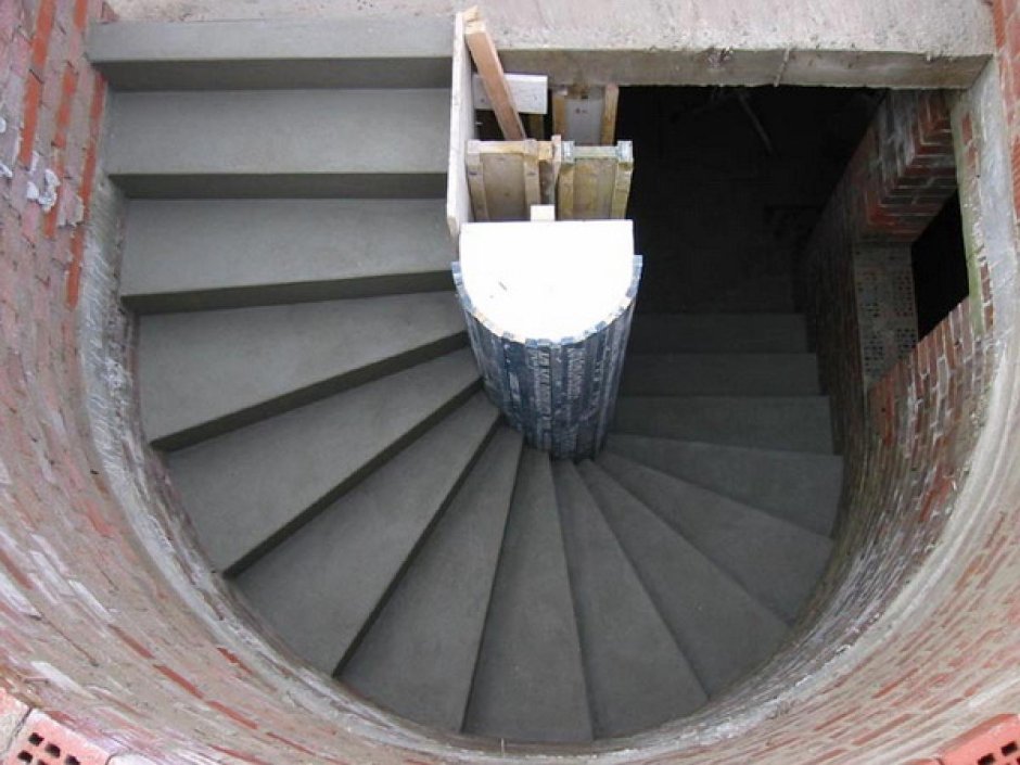 Винтовая монолитная лестница