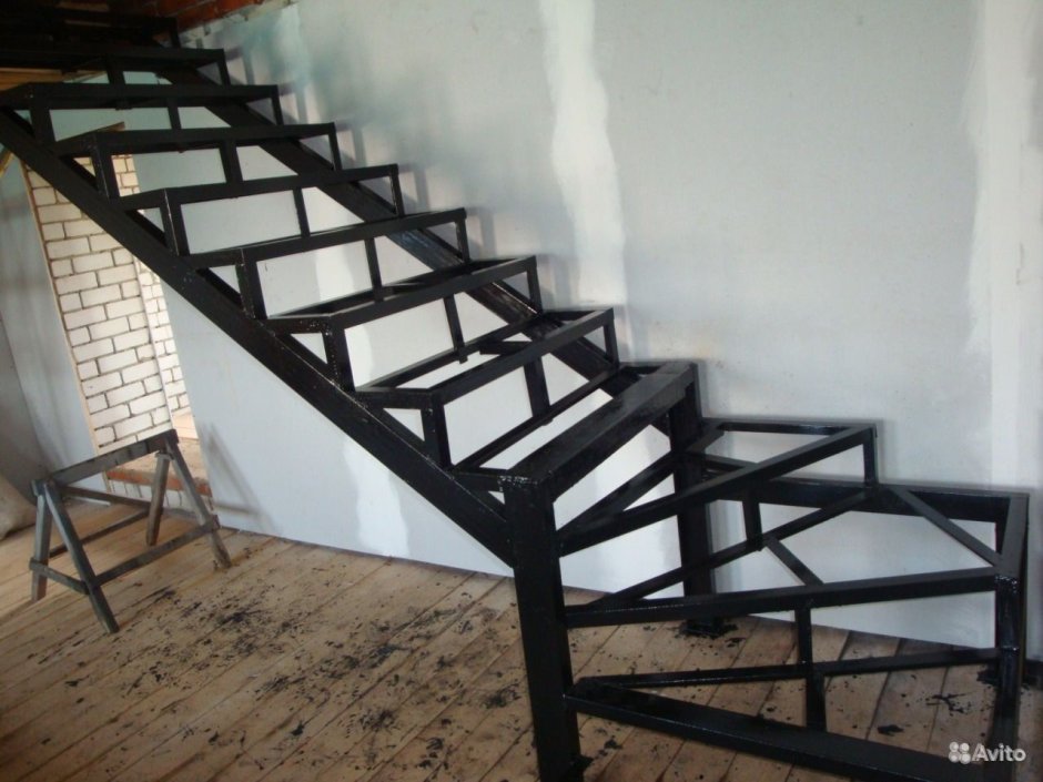 Лестница на металлокаркасе из уголка