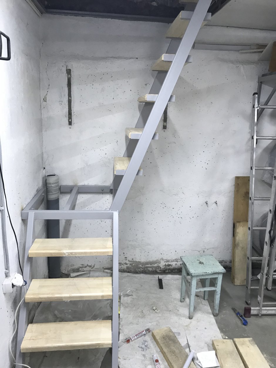 Железная лестница в гараж