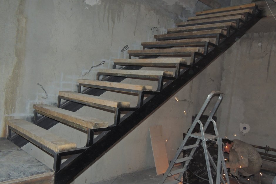 Металлическая лестница из уголка 50х50х5